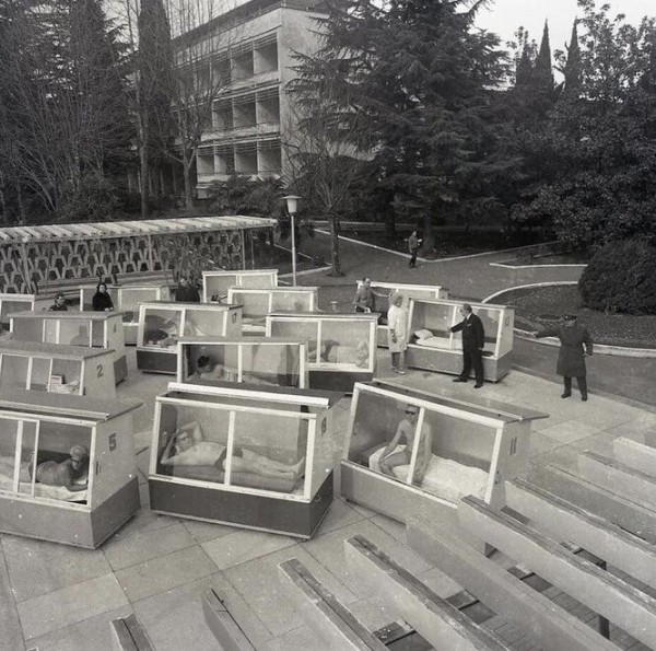 Коляска-противогаз, зимний сочинский солярий и другие редкие исторические фотографии, которые вас удивят